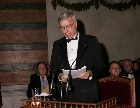 Antonio Fernández de Alba lee su discurso de ingreso