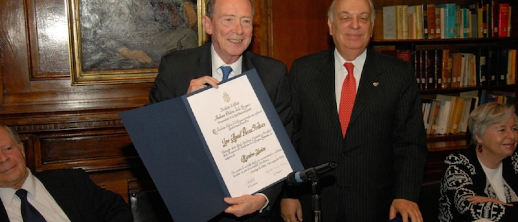 José Manuel Blecua recibe el diploma de manos del director de la Academia Chilena, Alfredo Matus.