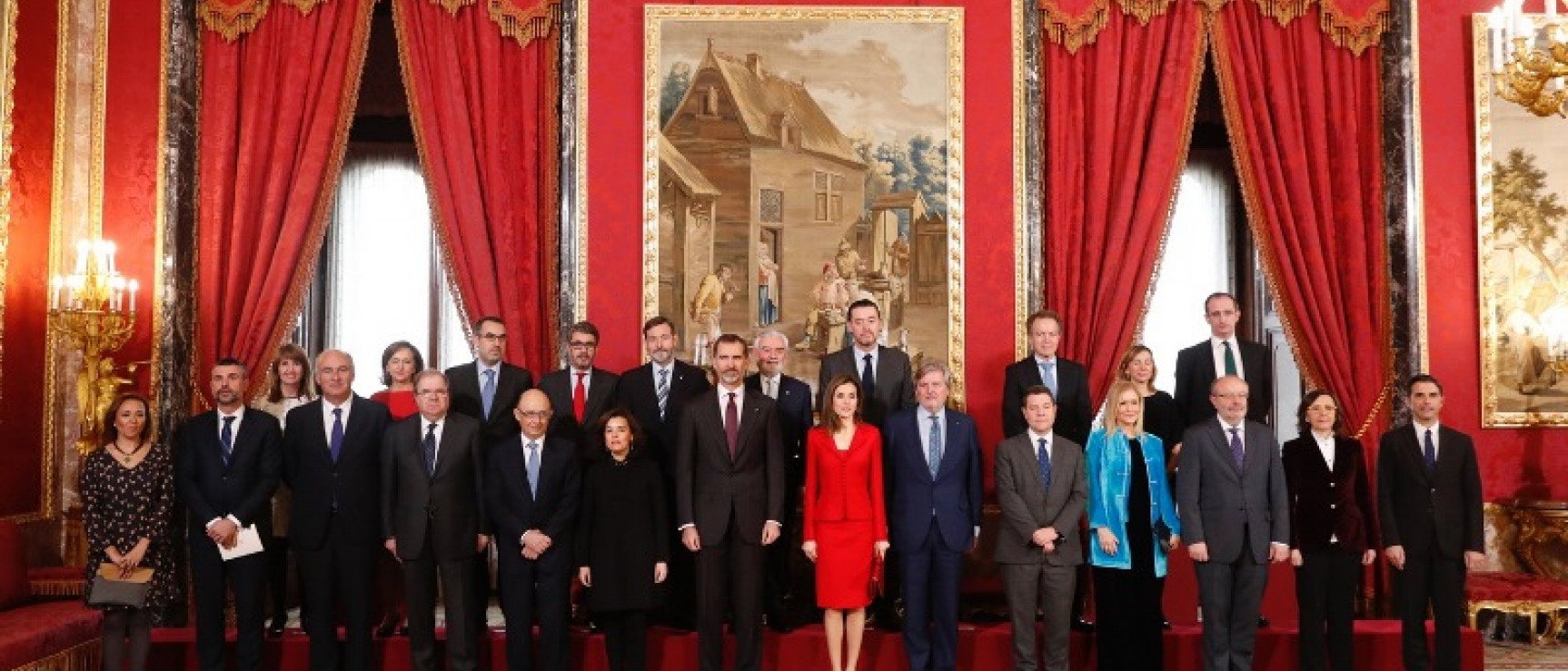 Los reyes con las autoridades institucionales asistentes al acto. Foto: Casa Real.