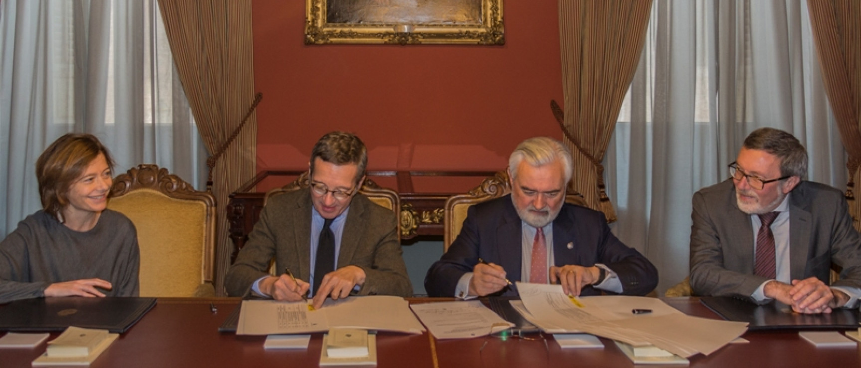 Firma del convenio entre la RAE y SESIAD.
