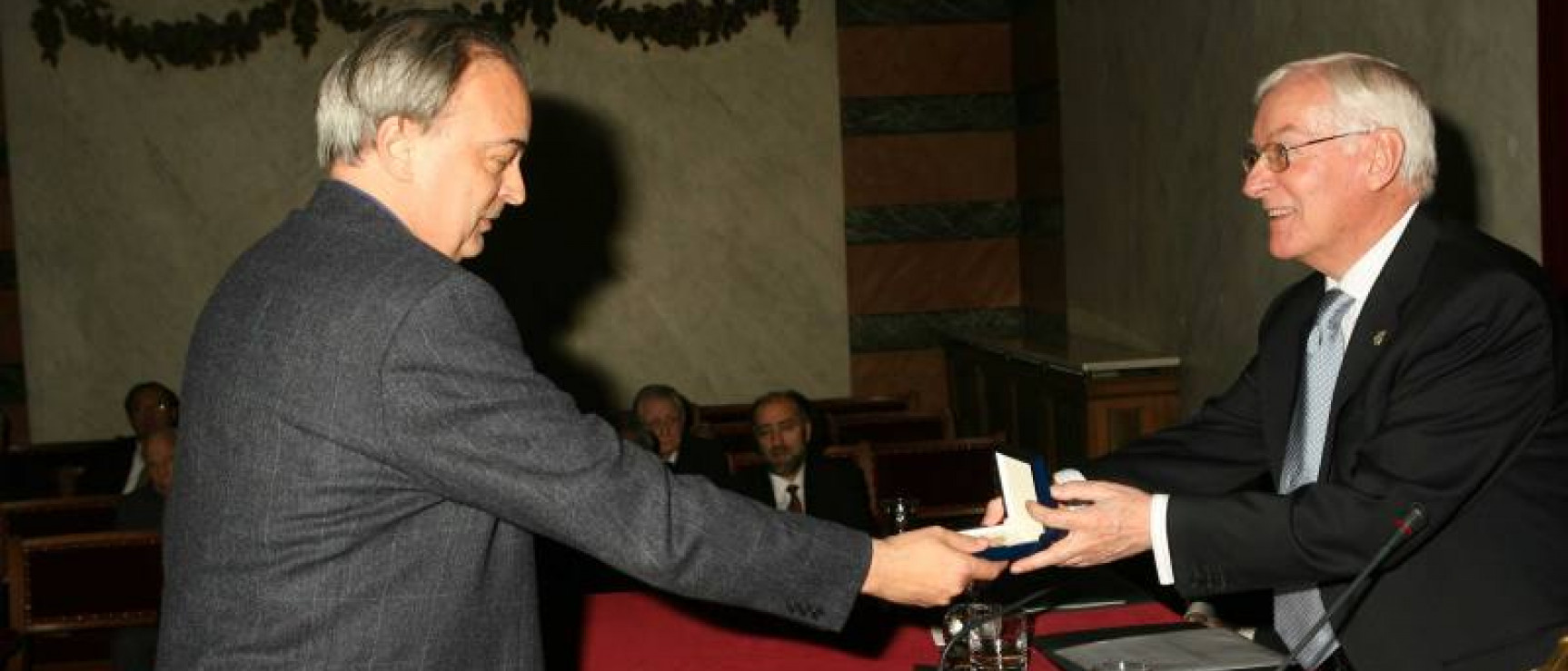 Enrique Vila-Matas recibe el Premio Real Academia Española el Día de la Fundación, 2007.