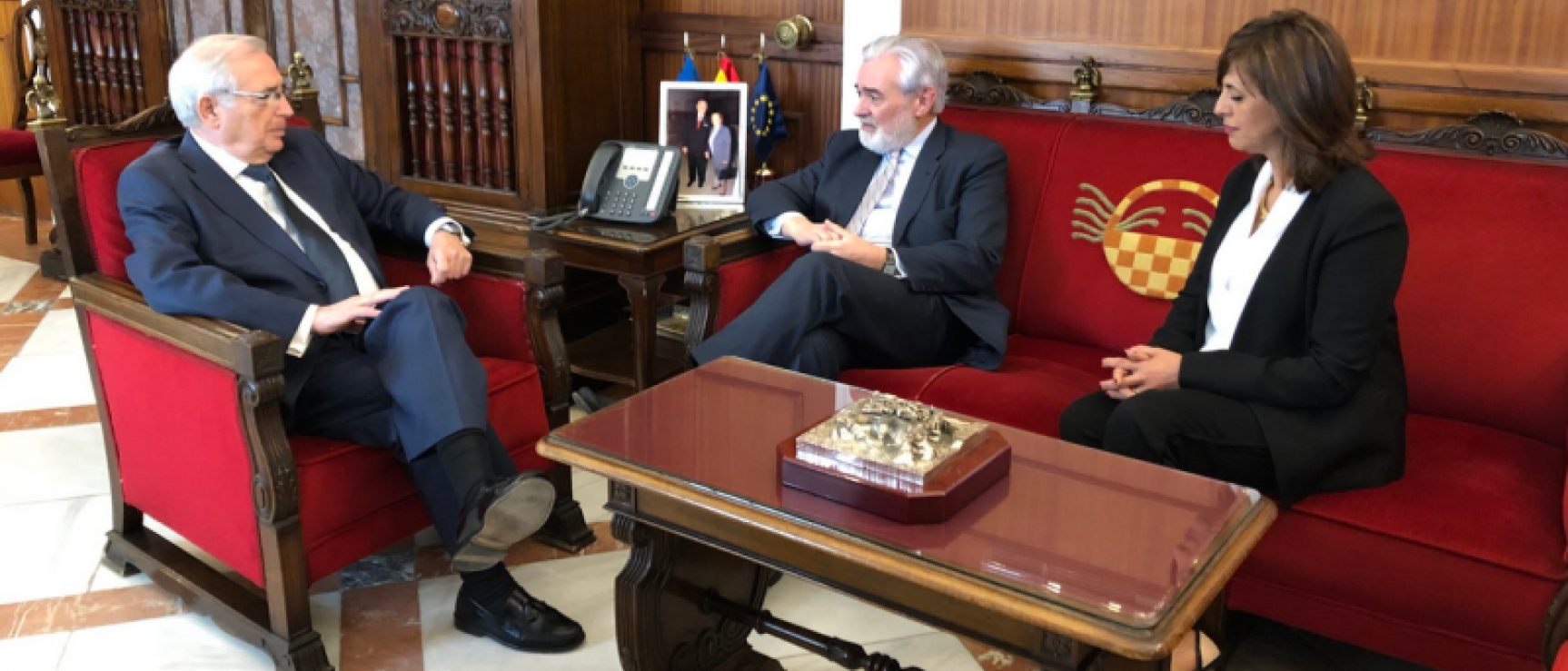 El director de la RAE se reúne con el presidente de la ciudad autónoma de Melilla y la consejera de Cultura.
