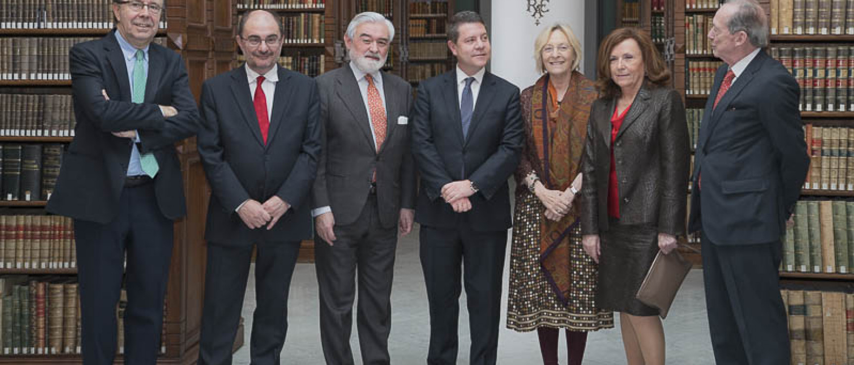 Los presidentes de Castilla-La Mancha y Aragón, Emiliano García-Page y Javier Lambán, junto a los académicos.