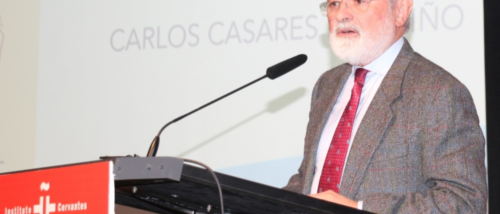Darío Villanueva participa en el homenaje al escritor gallego Carlos Casares.
