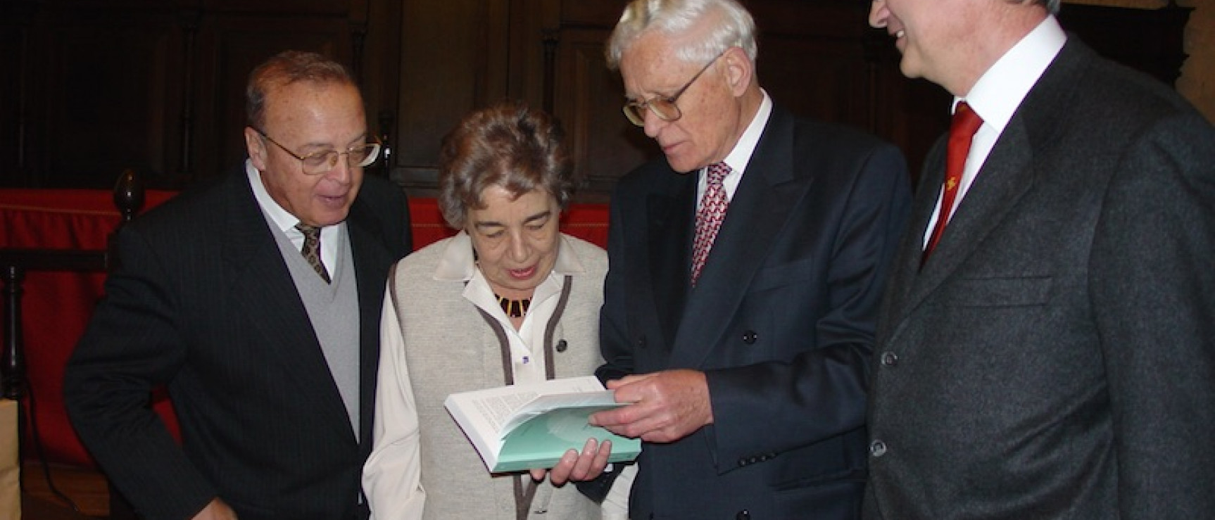 Gerold Hilty (centro), en un acto celebrado en la Universidad de Valladolid en 2005.
