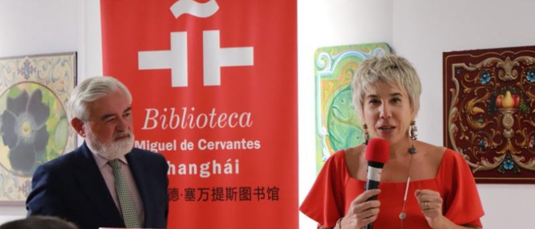 Inmaculada González Puy, directora del Instituto Cervantes de Pekín, presenta a Darío Villanueva.