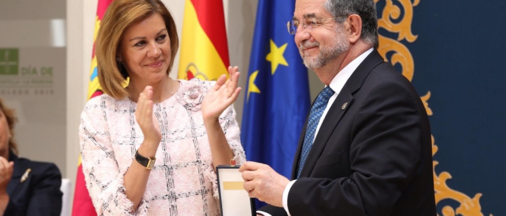 José Antonio Pascual, vicedirector de la RAE, recibe la Medalla de Oro de Castilla-La Mancha, en nombre de la corporación. Foto: Gobierno de Castilla-La Mancha. 
