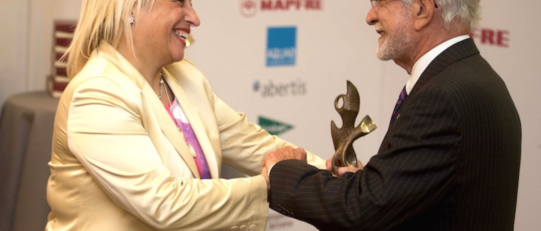 José María Merino recoge el premio en nombre de la RAE.
