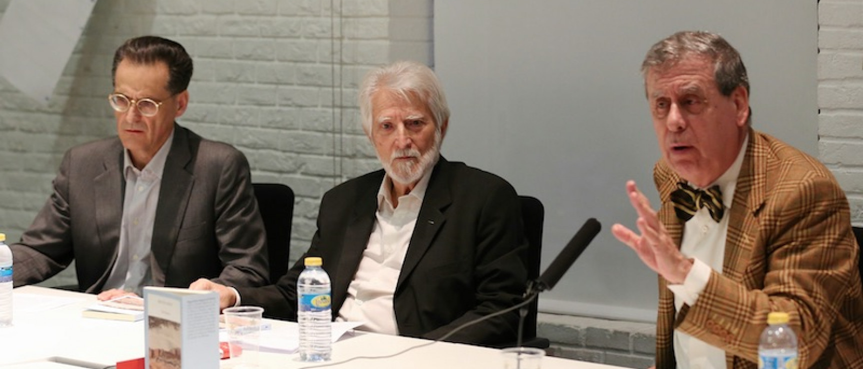 Miguel Sáenz (centro) durante la presentación.