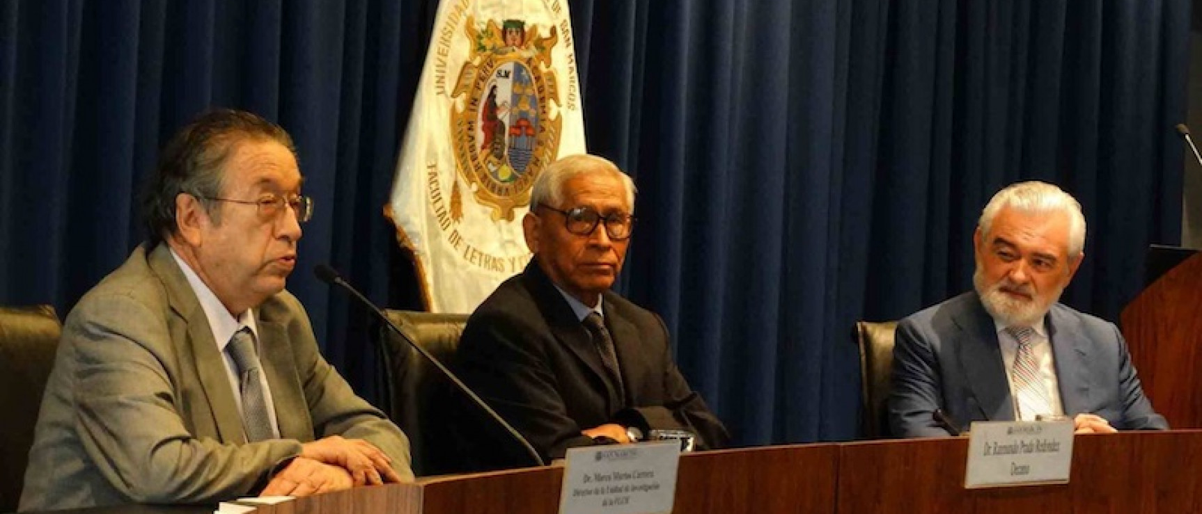 Marco Martos, expresidente de la Academia Peruana, hizo el elogio del galardonado.
