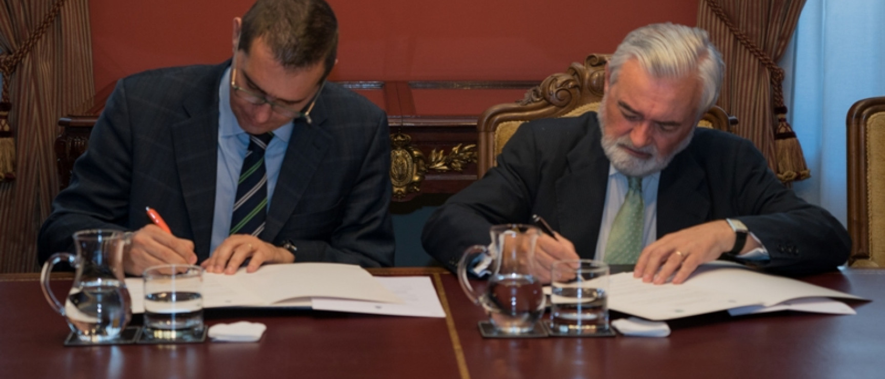 Darío Villanueva y Jorge Olcina Cantos firman el convenio de colaboración.