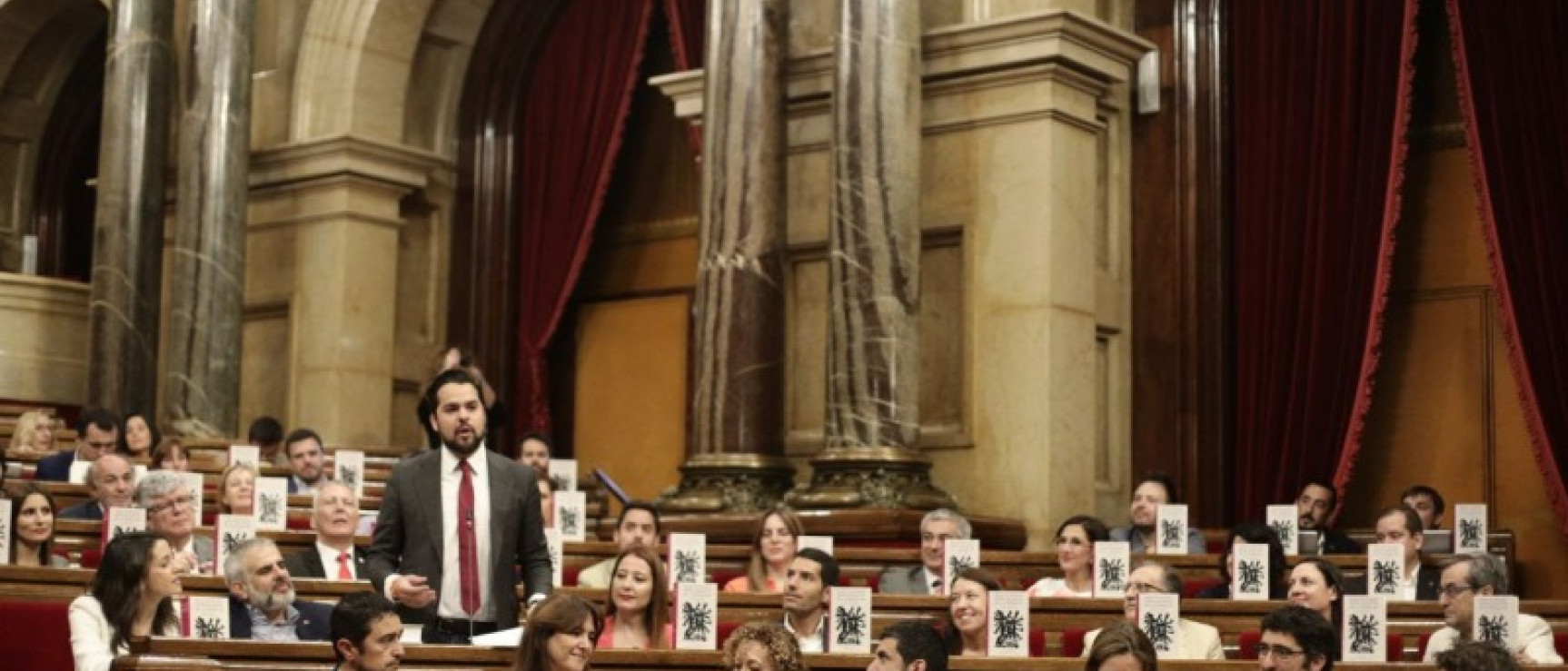 El «Quijote» de la RAE y la ASALE en el Parlamento catalán. Foto: Ciudadanos.