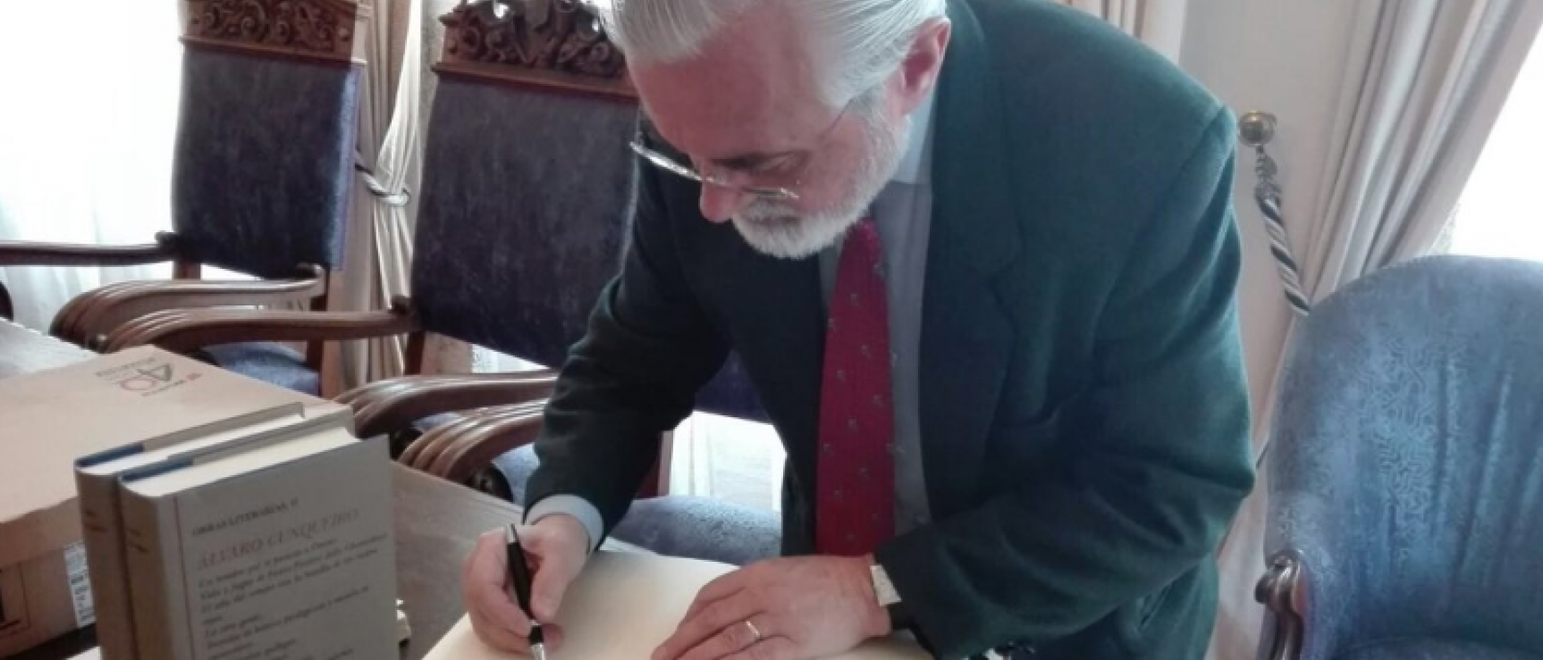 El director de la RAE hizo entrega al ayuntamiento de Mondoñedo de los dos tomos de la obra literaria en castellano de Cunqueiro 