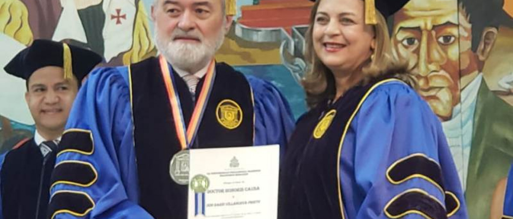 Darío Villanueva recibe el doctorado «honoris causa» de manos de Celfa I. Bueso, vicerrectora de la UPNFM.