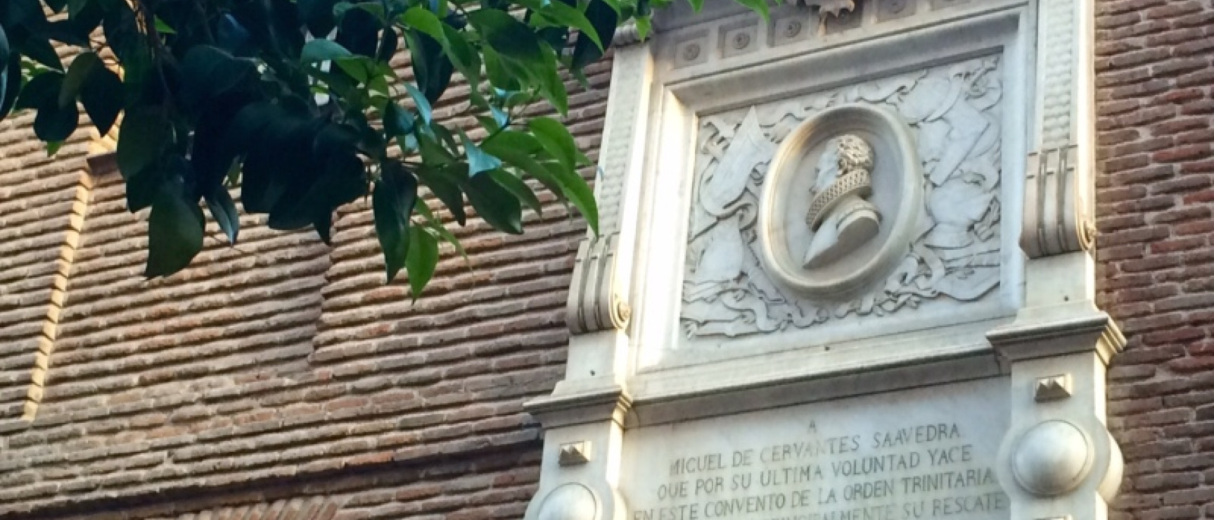 Una placa recuerda que los restos de Cervantes reposan en las Trinitarias.