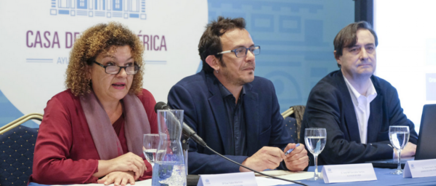 De izquierda a derecha: Eva Tubío, concejala de Cultura; José María González, alcalde de Cádiz, y Daniel Martín, gerente de la RAE.