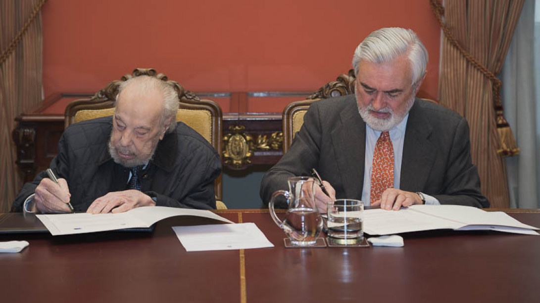 El director de la RAE y el presidente de la Fundación Eduardo Torroja firman el convenio.