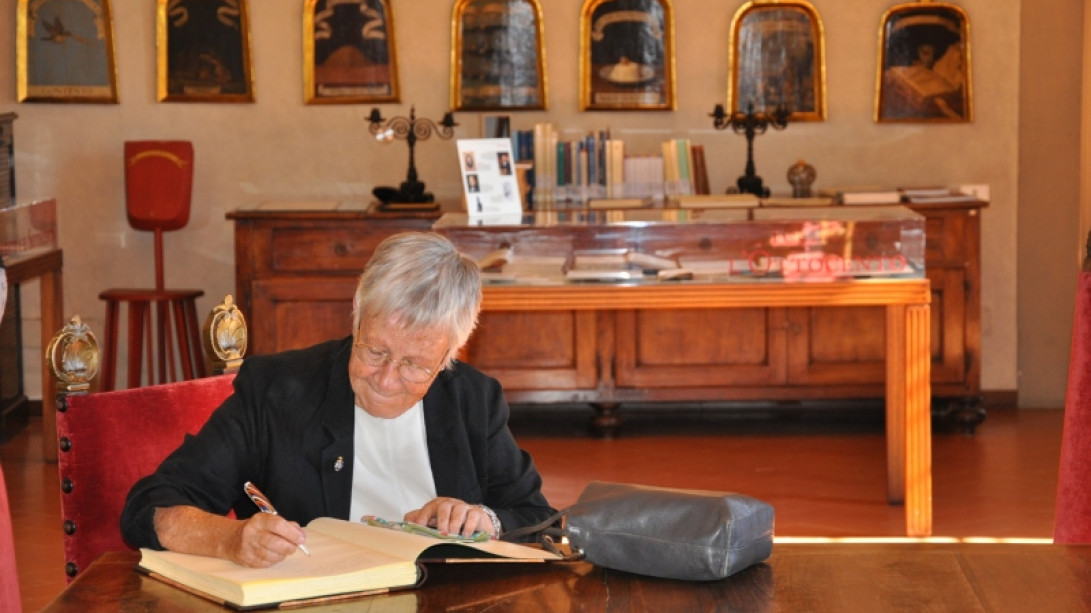 Paz Battaner firma en el libro de honor de la Accademia della Crusca.