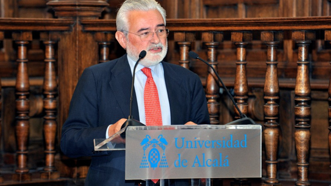 Darío Villanueva durante su ponencia, titulada «El "Quijote": la lengua de Cervantes».