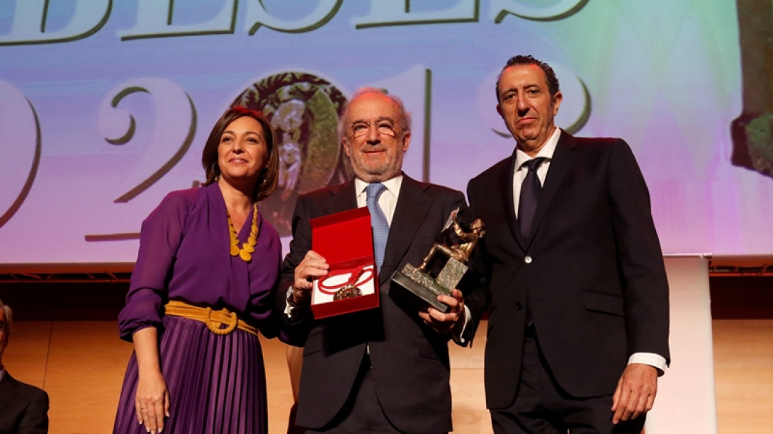 Muñoz Machado recibe el premio Cordobés del Año de manos de Isabel Ambrosio y Enrique Simarro. Foto: AJ/ Diario Córdoba.