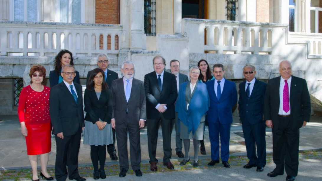 El presidente de la Junta de Castilla y León con los miembros de la Comisión Interacadémica del «DLE». Foto: Rafa Saiz.