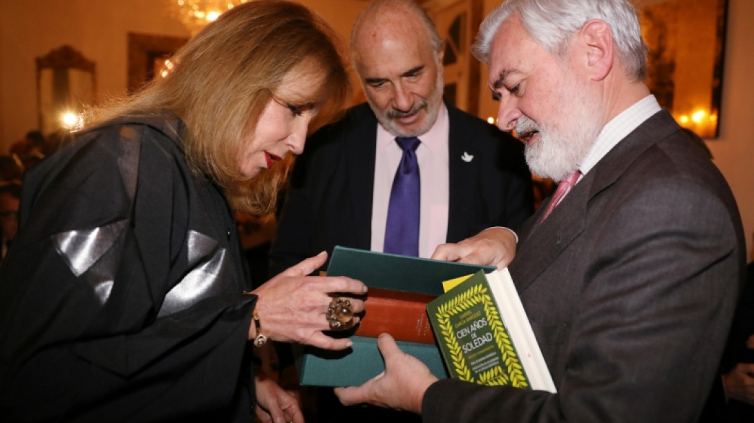 El director de la RAE hace entrega de la nueva reimpresión al embajador de Colombia y a su esposa la nueva edición.