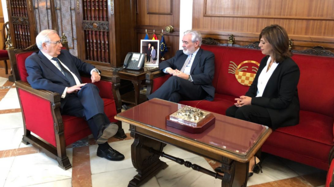 El director de la RAE se reúne con el presidente de la ciudad autónoma de Melilla y la consejera de Cultura.