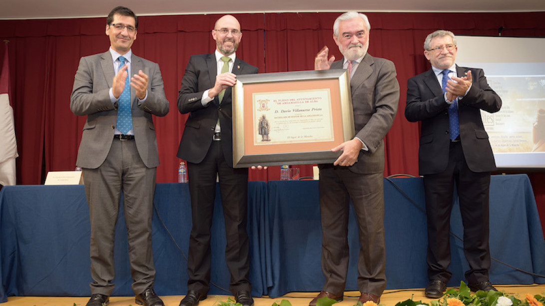 Con el diploma de Bachiller de Honor. Foto: Rufino Pardo.
