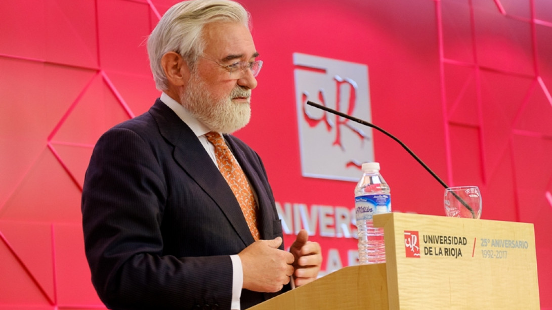 Darío Villanueva diserta sobre «Bibliotecas, lecturas y "nativos digitales"». Foto: Universidad de La Rioja.