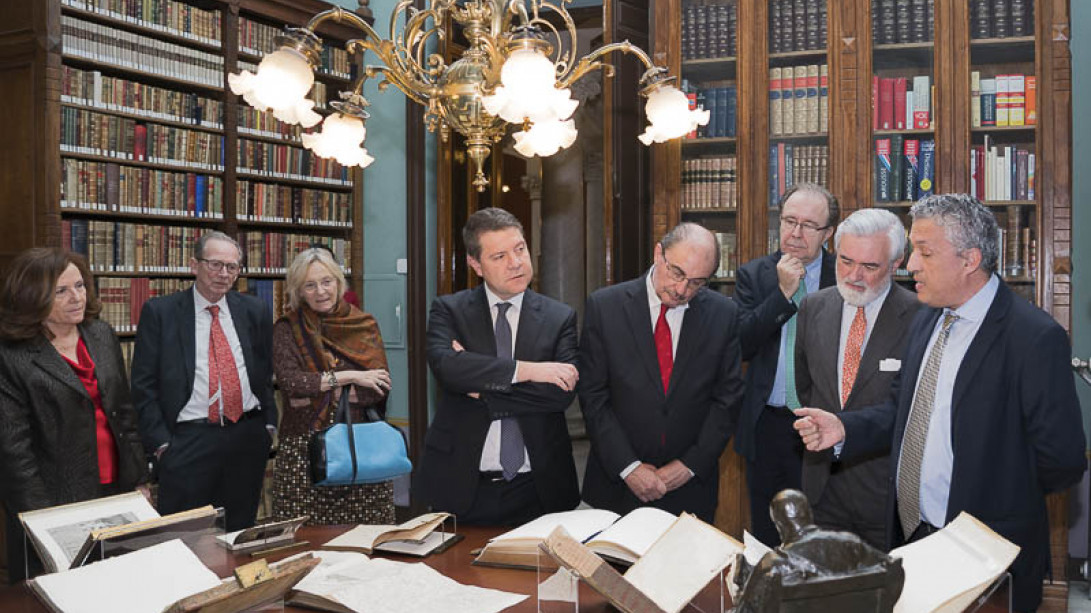 Los presidentes de Castilla-La Mancha y Aragón durante su visita a la biblioteca.