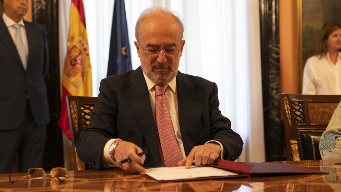 Santiago Muñoz Machado firma el acuerdo entre la RAE y la Sociedad Estatal Loterías y Apuestas del Estado