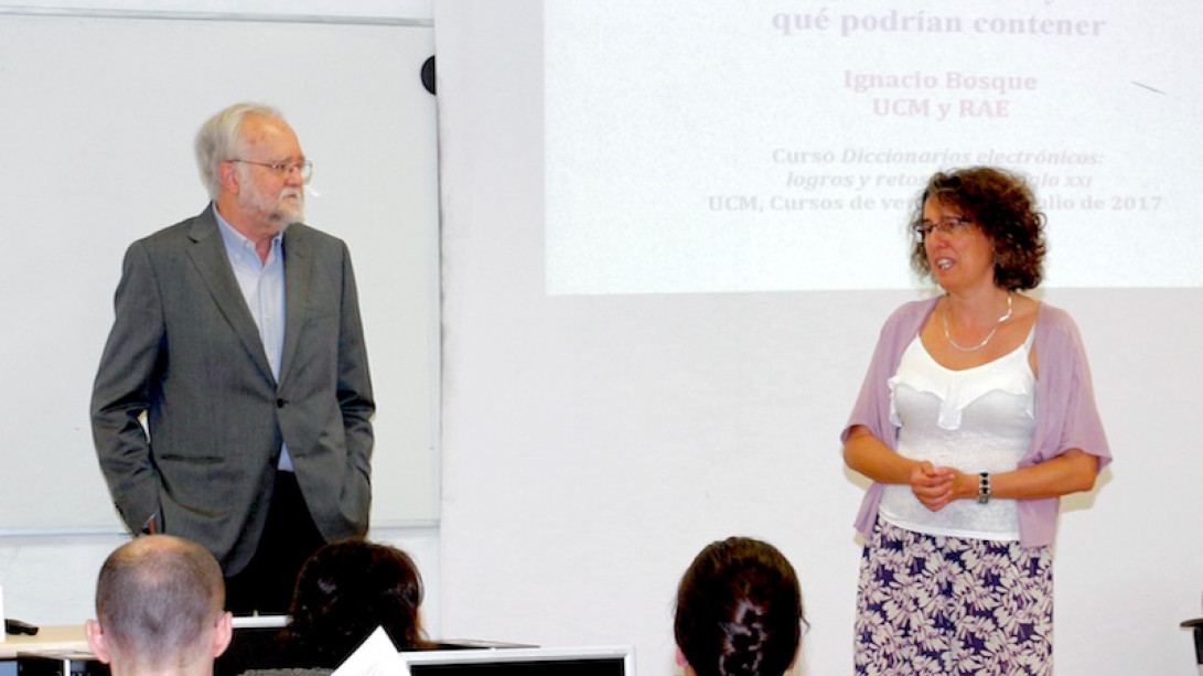 Ignacio Bosque junto a Amelia Sanz, codirectora del curso. 