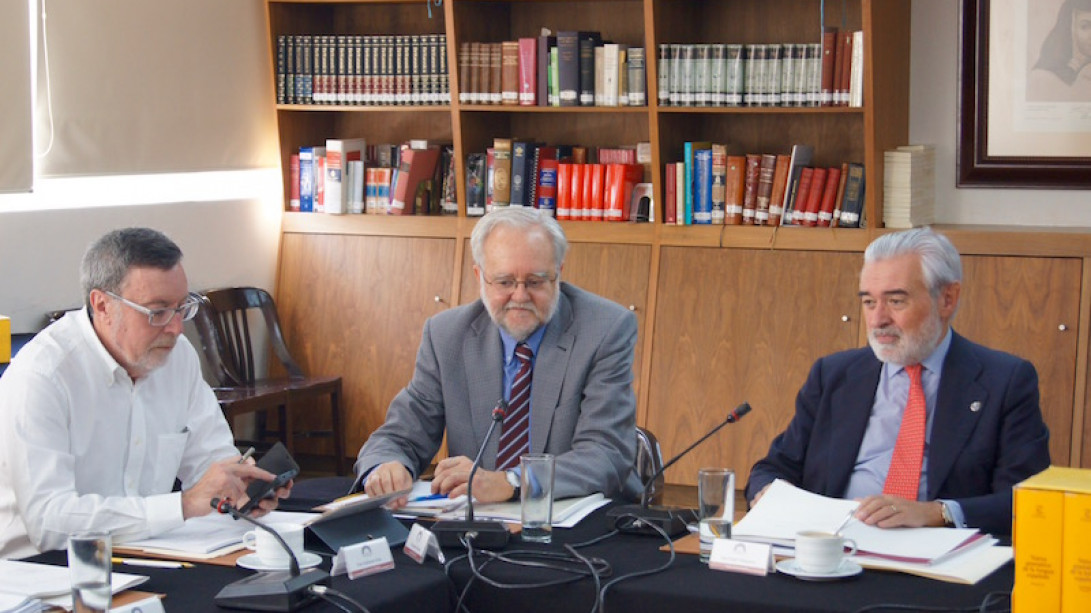 De derecha a izquierda, el presidente, el ponente y el coordinador de la comisión.