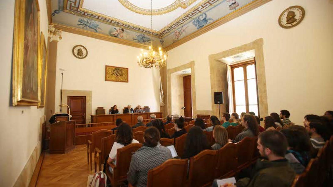 La conferencia se celebró en la Facultad de Filología. Foto: J. M. García.