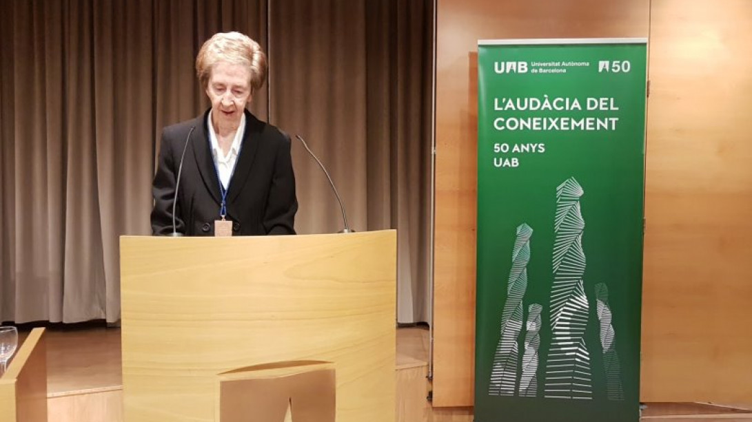 Margarita Salas, doctora «honoris causa» por la UAB, durante su discurso. Foto: Rebeca Escolano.