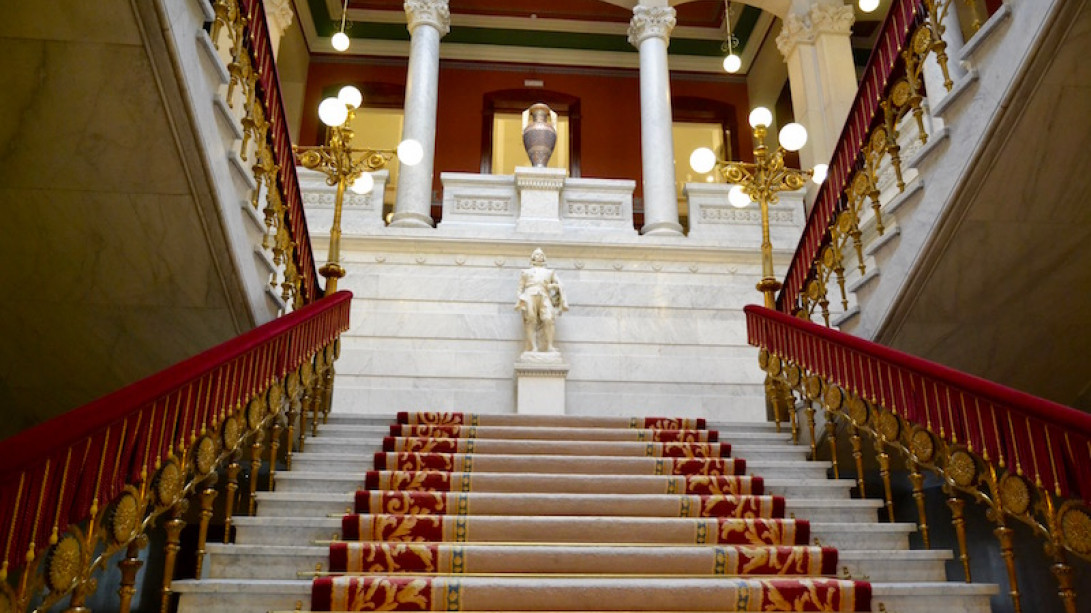 Interior de la RAE. Escalera principal.