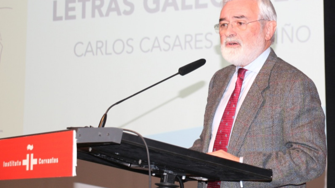 Darío Villanueva participa en el homenaje al escritor gallego Carlos Casares.
