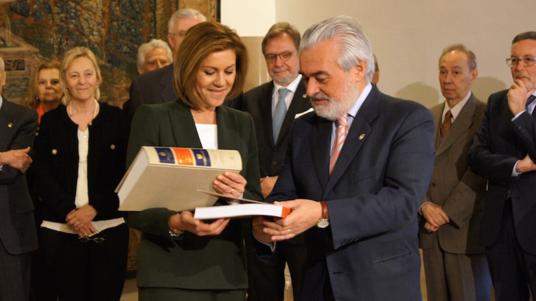El director de la RAE entrega a María Dolores de Cospedal la 23.ª edición del «Diccionario».