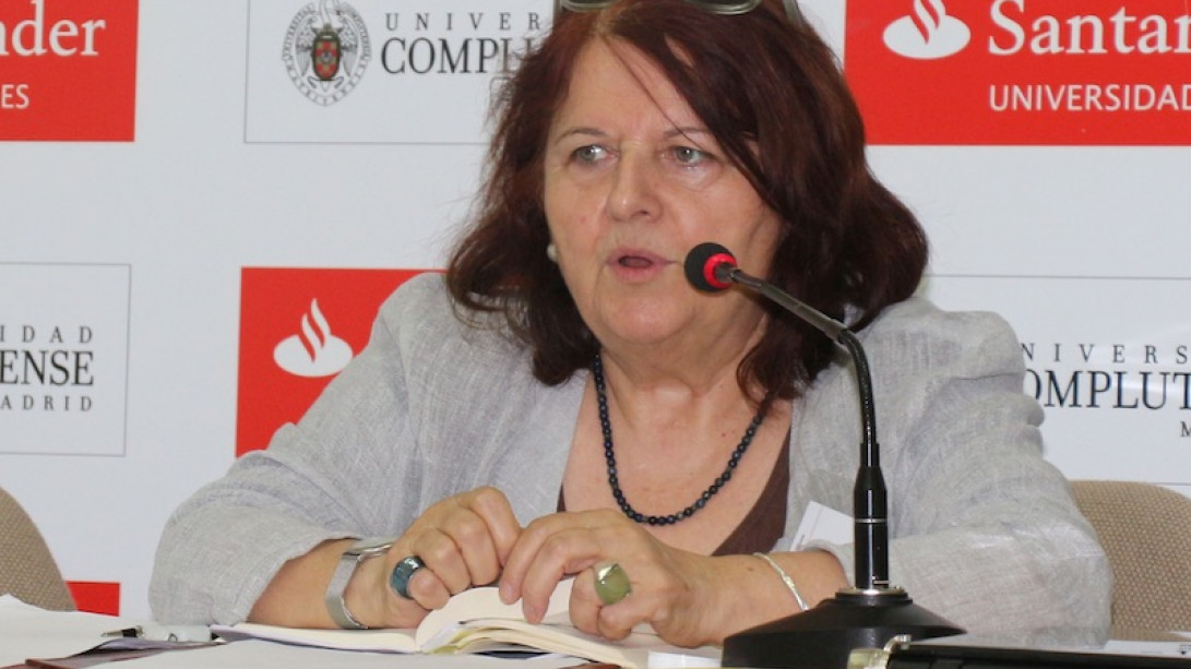 La profesora Fanny Rubio durante su ponencia sobre Borges.