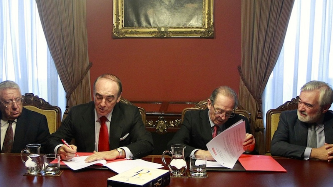 Firma del convenio entre los representantes de la RAE y de Banco Santander.