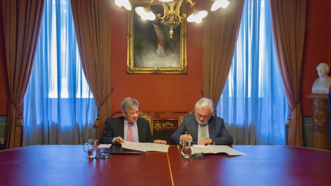 Darío Villanueva y Enrique Barón durante la firma de la donación.