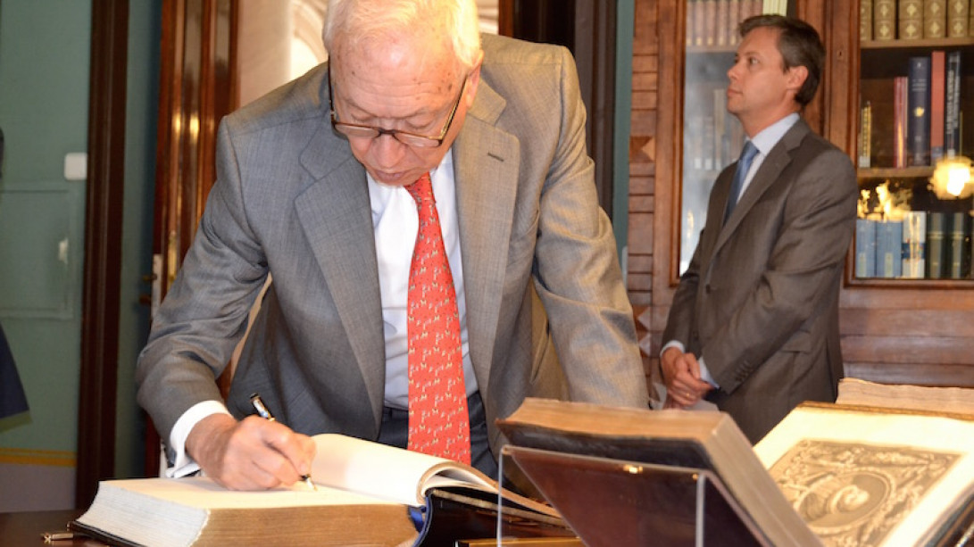 García-Margallo firma en el libro de honor de la RAE.