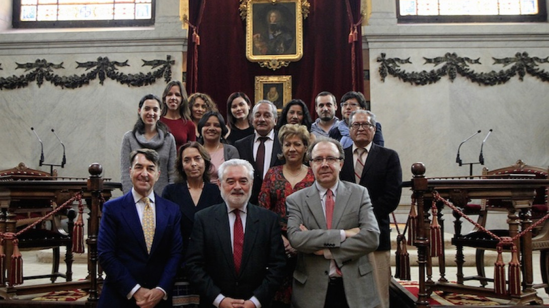 Académicos, profesores, alumnos y patrocinadores de la Escuela de Lexicografía Hispánica.