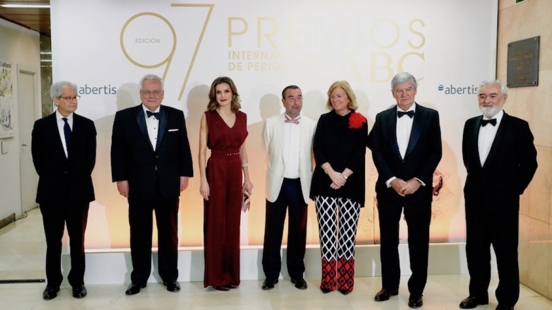 La reina Letizia con los ganadores de los Premios ABC.