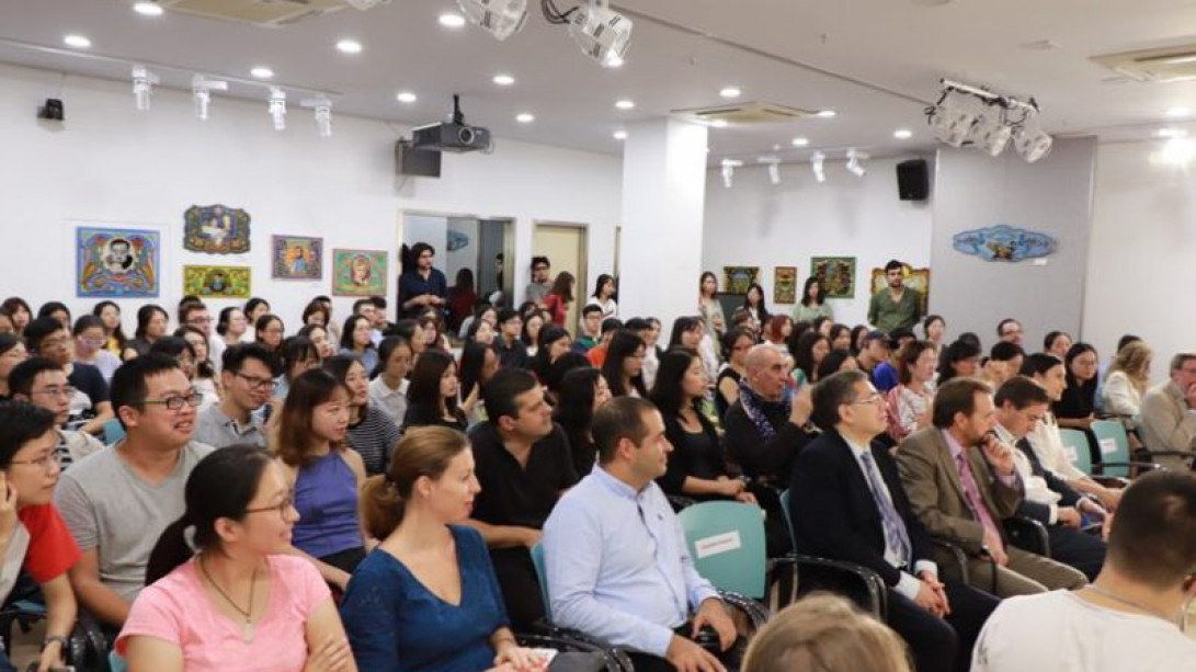 Numerosos estudiantes de español en Shanghái han asistido a la conferencia.