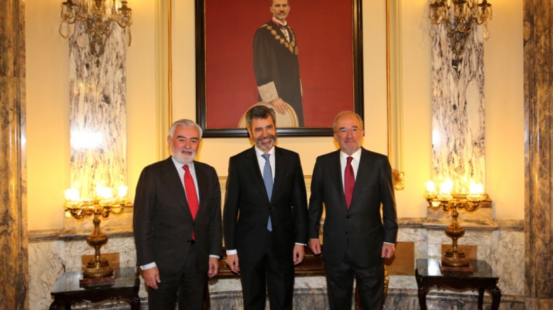 De izquierda a derecha: Darío Villanueva, director de la RAE; Carlos Lesmes, presidente del Tribunal Supremo, y Santiago Muñoz Machado, secretario de la RAE.