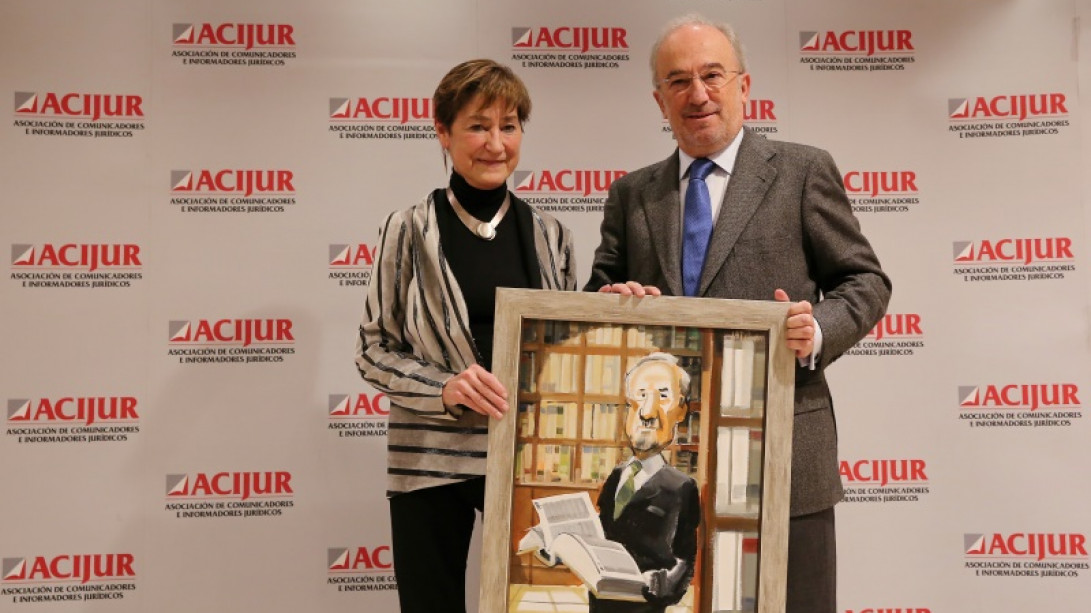 Santiago Muñoz Machado recibe el Premio Puñetas de bronce.