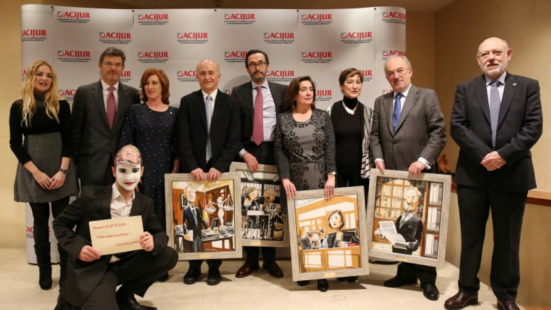 Foto de familia de los Premio Puñetas 2017, otorgados por ACIJUR.