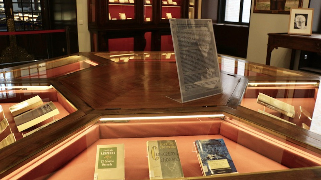 Muestra bibliográfica dedicada a Sampedro en la Biblioteca Nacional.