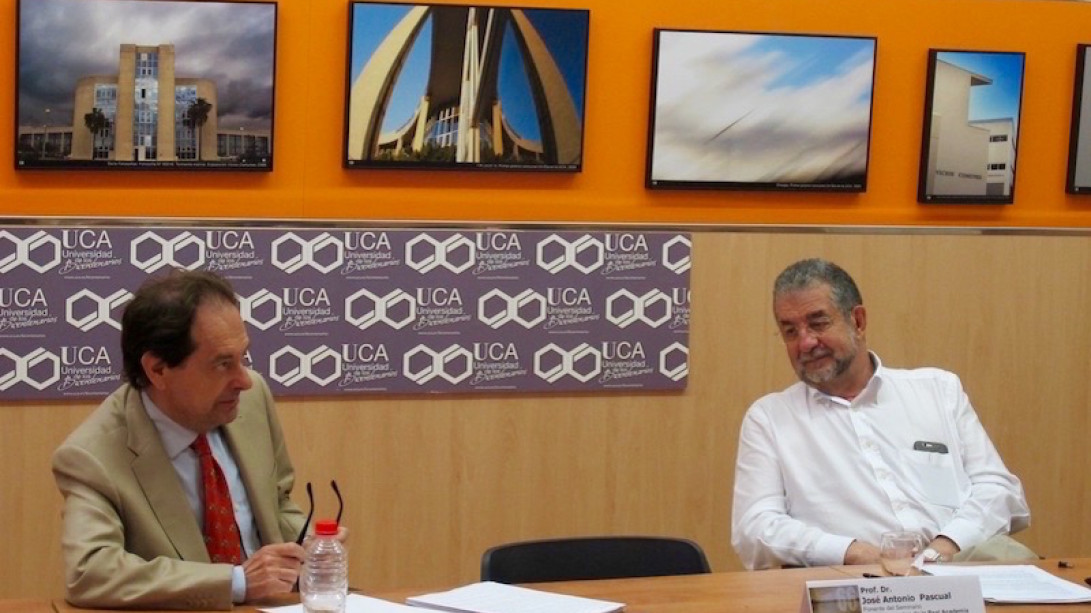 José Antonio Pascual, vicedirector de la RAE (derecha) con el organizador del curso.